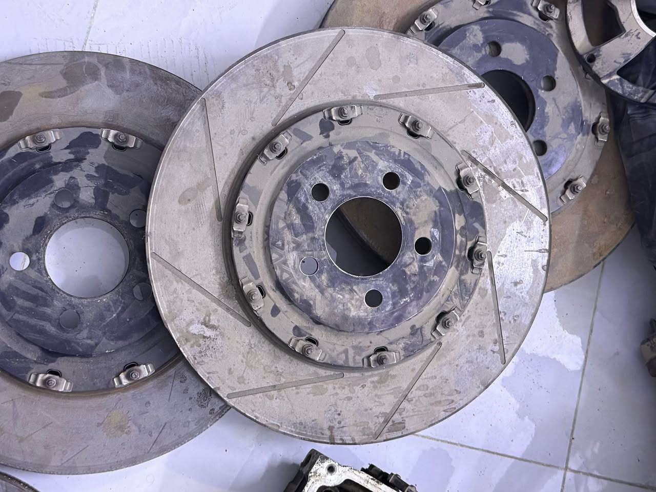 فلنجات 6 بستم للبيع حلوات انظاف  دبلات خلفي امامي اصفر  بدون ماطور غراض مال سياره موديل 22 
***********
