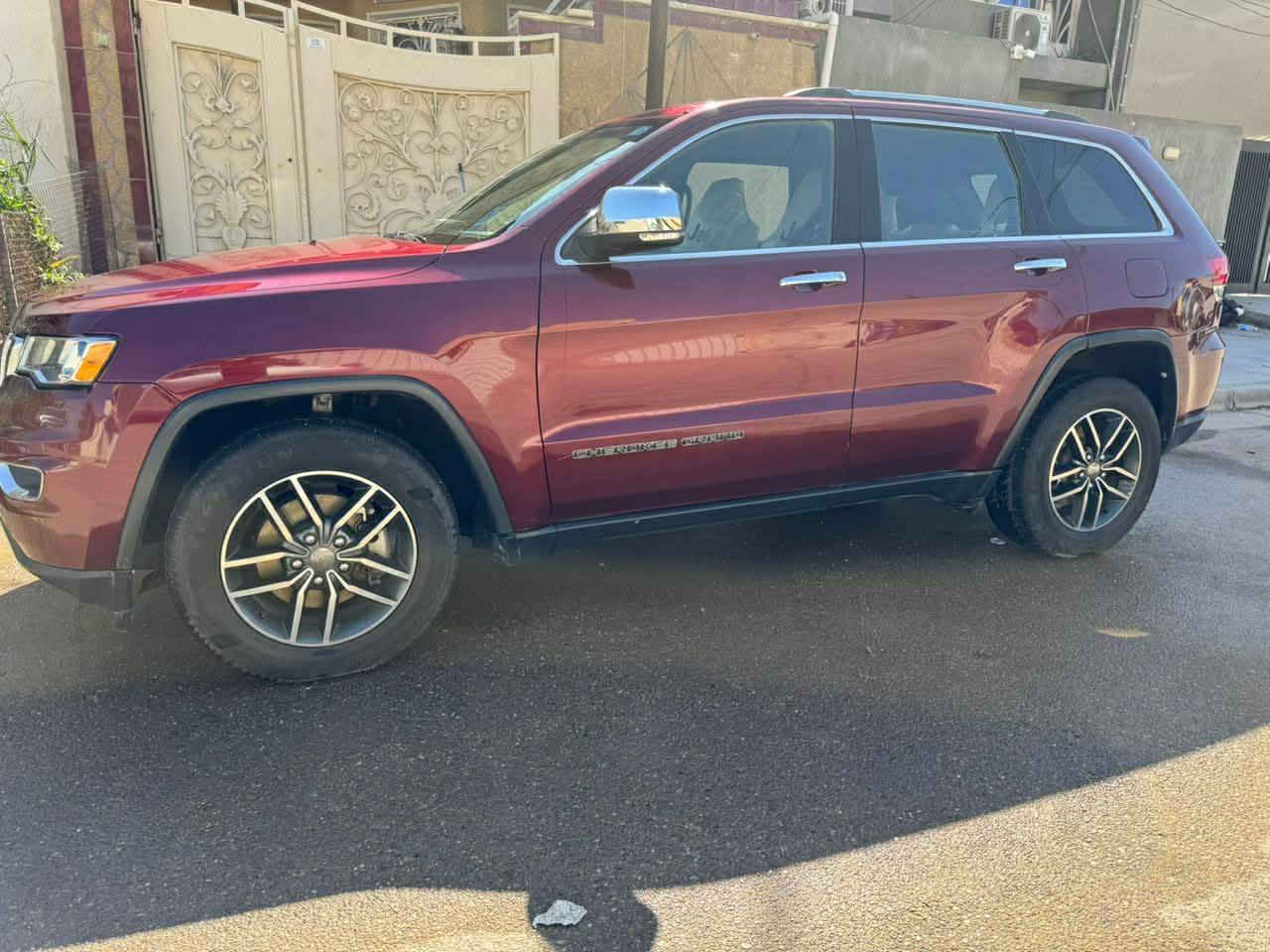 السلام عليكم
للبيع جيب 2018 لمتدد 
حادث بسيط بدون ايرباك فقط جاملغ امامي وباب خلف السايق  ومباوكين حاملغ خلفي ويهاا وصور الحادث مرفقه 

لمتدد فوول الفوول 1/1 عده الفتحه 

بصمة ابواب وشتغيل 
كشنات جلد 
كشنات كهرباء
رادار امامي خلفي جوانب 
توقف ذاتي 
نضام ايكو نورمل سبورت 
دمام 
صندوك كهرباء 
كساس وكامره 
شاشه جبيره 
وهواي مواصفات منذكرت 
رقم بغداد دولي سنويه ورقم جديد 

🛑السعر. 186 وبي مجال بسيط 

***********☎️
