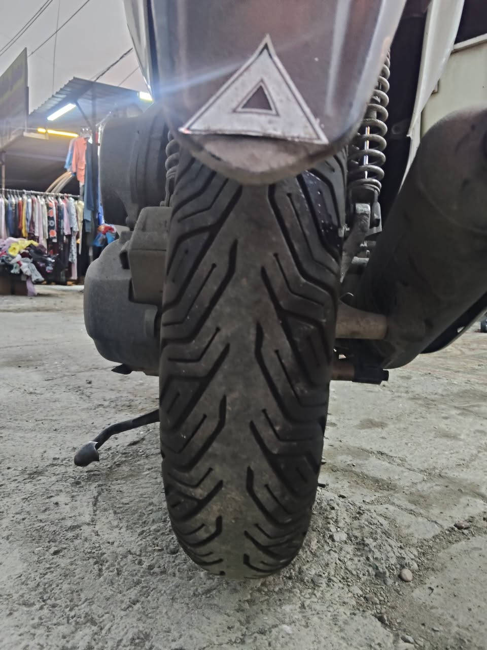 وصلني تايرات خلفيه مال pcx حجم خاص من اليابان العريض و عالي ب 45 الف شوف الصورة ***********
