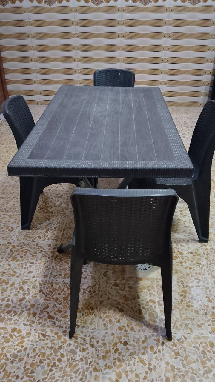 السلام عليكم ميس طعام للبيع مع اربع كراسي الطول متر ونص والعرض 50 السعر 60 بمجال شيء بسيط الاتصال على الرقم ***********
