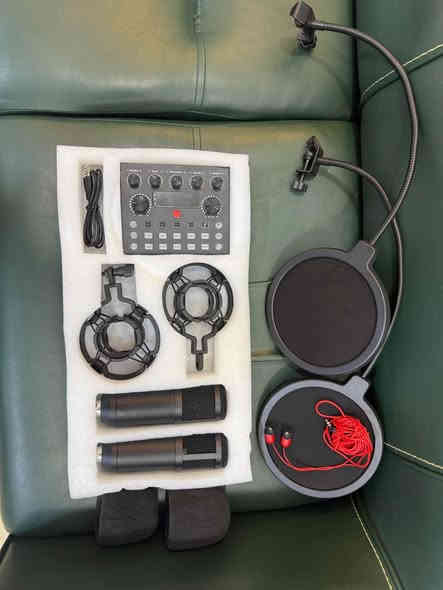 ⸻

🎙️ بكج تسجيل احترافي كامل للبودكاست والبث المباشر 🔥

جاهز تستفاد منه بكلشي — تسجيل، غناء، بودكاست، بث مباشر أو ستريم 🎧

🔹 المواصفات:
 • مايك كوندنسر عدد 2
 • كارت صوت احترافي 🎚️
 • ستاند ثابت + صوند كارد + فلتر هواء
توصيلات مع هتفون
 • كل الملحقات الأصلية جاهزة داخل البكج جديد غير مستخدم

✅ صوت نقي وواضح
✅ سهل التركيب
✅ مناسب للمبتدئين والمحترفين

💰 السعر: 40 الف
مكاني بغداد الدورة
***********
*********** بغداد
