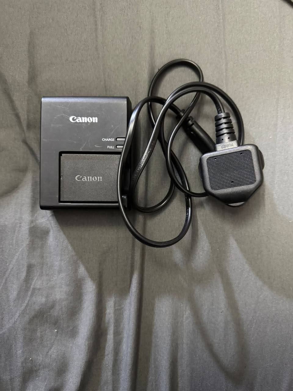 Canon 2000d
Ef-s 18-55 عدسة 
نضافة %100
تجي ويا كامل ملحقاتها من 
بطارية- والحافضات - والاكياس - والوايرات الشحن - وويه الاستاند الكتف 
ومع الضمان 
الكامره wifi 
السعر // 320 وبي مجال للشراي 
لا يوجد توصيل 
مكاني// بغداد - البيجيه - مقابيل مدرسة عمار ابن ياسر 

رقمي // ***********
