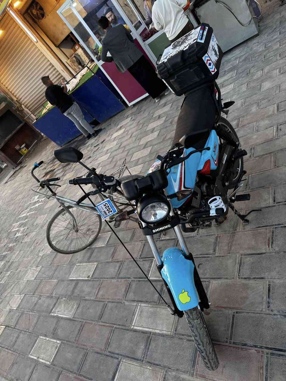 السلام عليكم 
دراجه شاينك ٢٠٢٣ طالعه صارلها شهر من المعرض 
شادها بايدي اوراق كامله حساسات وجنطه وياها ومشغل عن بعد كامل مواصفات وهاي ثاني تبديله دهن الها مستعجل على بيعتها وتجي وتشوف بعينك كامله 
المكان الناصريه الشطره الحولي مقابيل دور سكن عبد الحسن ال ملاغي 
*********** راسلني وييك خير وتدلل
