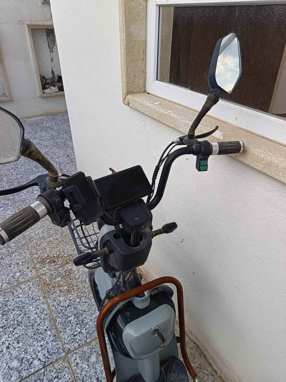 ماطور شحن للبيع الهيكل نضيف كلشي بي شغال هورن إشارة يمين يسار لايت بلوتوث بي خمس سرعات يمشي 100 النضافة كدام عينك مثل ما موضح بالصور 
ملاحظة //( بدوووون باتري ) يحتاجلو فقط باتري 
السعر 170 وبي مجال للطيبين 
رقم التلفون ***********
