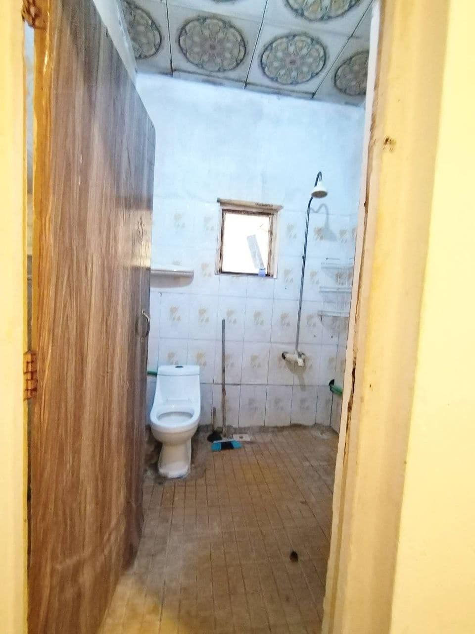 بيت للايجار
طابقين في الجنينه قرب السوگ
المساحة 220 متر

يحتوي 4 غرف نوم
توجد غرفة جبيرة طولها 9 متر

مطبخين
حمامات ومرافق
استقبال
ديوانية
كيزر ماطور
كراج للسيارة
حديقة السعر 900
***********
