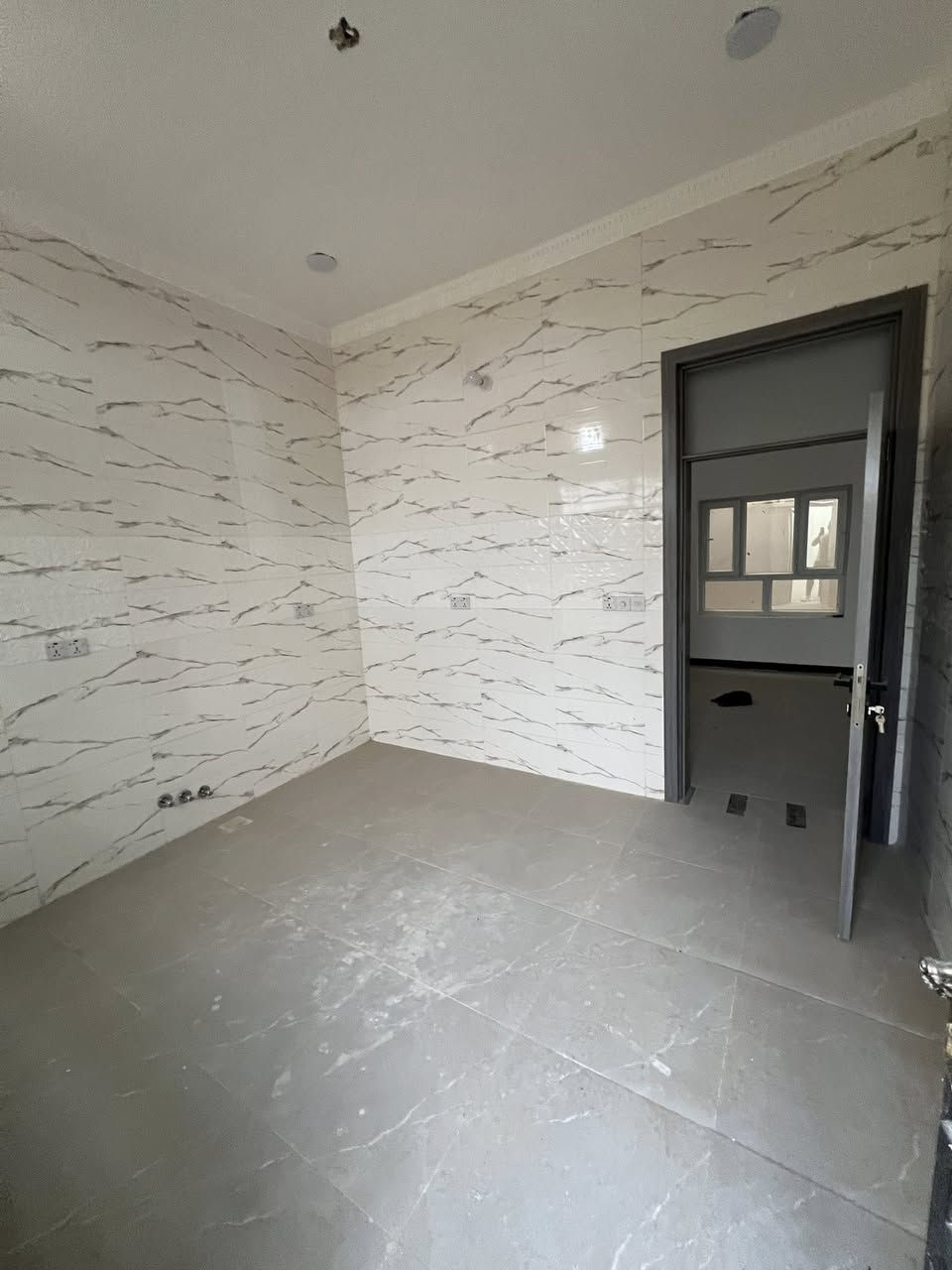 🏠دار سكن 🏠
__
⭕العنوان: طريق السنيه السياحي داخل مجمع توحيد
  ⭕مقابيل؛السكه القطار
⭕موقع مميز _
____
🌿زراعي سند25
🌿بناء حديث2026
🌿كونكريت مسلح 
🌿طابق واحد
🌿غير مسكون 
🌿ركن وعل ساحه

♦️المساحة :100م² 
♦️الواجهة  : 10متر
----------------
                     
تفاصيل الدار 🏠
___
🌿غرف نوم 💯
🌿صالة
🌿مطبخ 
🌿استقبال 
🌿مجمع صحي 
    
   #مكتب_صناع_المال_للعقار 
عنوان المكتب
الفرات شارع الصب قرب التسفيرات 
للاستفسار مراجعة المكتب اوالاتصال على الارقام 
***********
***********
