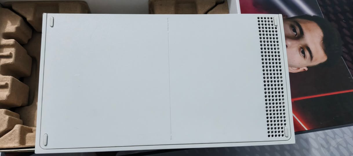 اكس بوكس سريس اس 22نضافة فول شخط مابي لوك ستيكر كارتون مطابق جوستك واير فقط سعرة330 
جهاز ثاني سريس اس بدون كارتون كامل غراض ب325 جوستك واحد
توصيل موجود 
***********وتس اب
