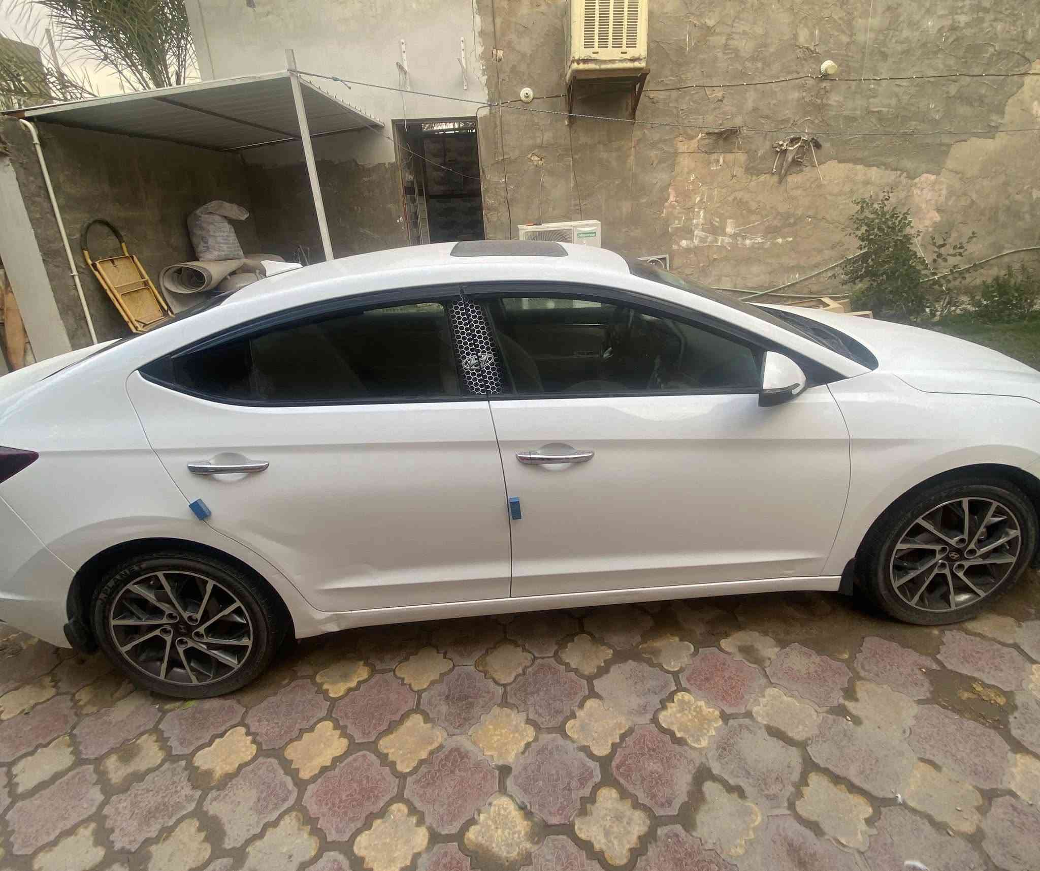 موديل 19 خليجي رقم ابريل سنويا ساقطه ماشيه 150 بيها بارد باب خلفي وتكحيل بسيط بنيد ***********
سعرها 157 وبيها مجال
