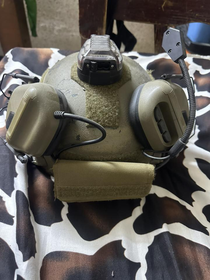 خوذه قياس لارج
الخوذه مستعمله شي قليل 

السماعات جدد لوك 

فلاش طياره بعده ممشتغل لون احمر 

عكرب جديد بعده ممشدود 

نضافه 95‎%‎ شراي تعال خاص 

حي اور الشعب 

***********
