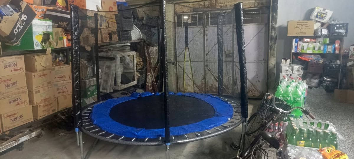 ناعور فرار سعره 350
نطاز سبرنك مستخدم قليل عرض وطول  2.500 مترين

 ونص  سعره 200 

‏‪***********‬‏
