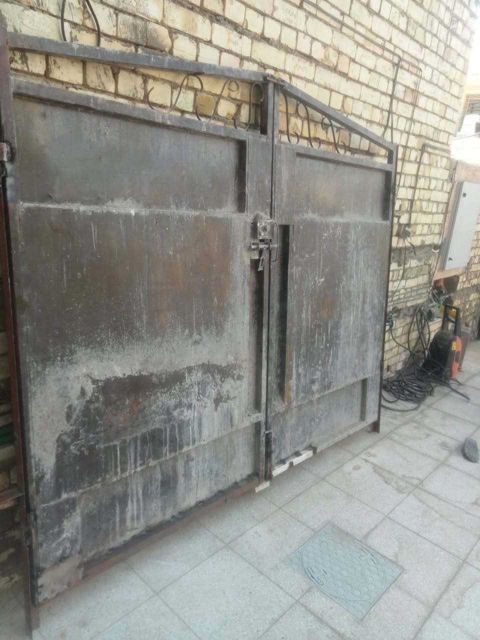 باب مستعمل ثقيل مترين ونصف مكان بغداد ***********
