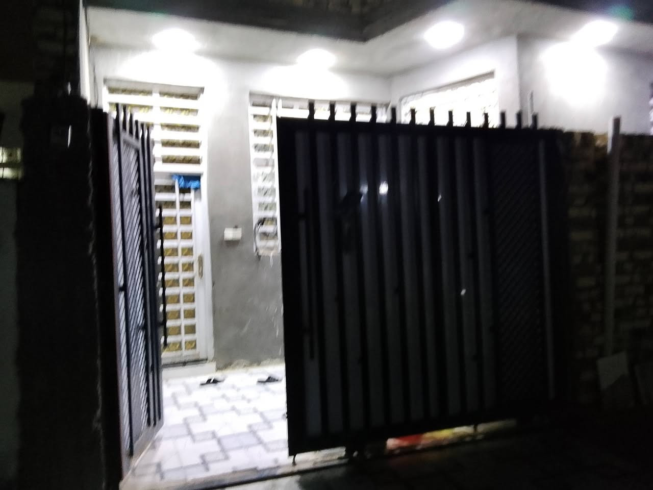 دار للبيع ركن على شارعين ثاني بيت عن التبليط مساحه 150م واجها 10نزال15طابقين الطابق الاول كامل الطابق الثاني غير مسقف درج خارجي 
يحتوي على غرفتين وصاله ومطبخ واستقبال صحيات خارجيه وداخلية حي الحسين ع ابو غرق شارع البانزين خانه خلف اسواق العائله
للاستفسار ***********
