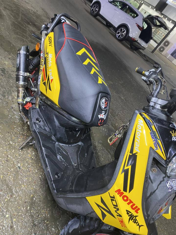 السلام عليكم دراجه سكنس جبلي دراجه بلجيس الله يشهد مامتعوبه وبيه تزويدات حلوه وصالنصه رياضي دراجه مكفوله كفاله عامه مابيه نقص برغي دراجه بي وقت نص نكره تخم تايرات جديد السعر 1.350وبيه مجال العنوان الكراده رقم الهاتف ***********
