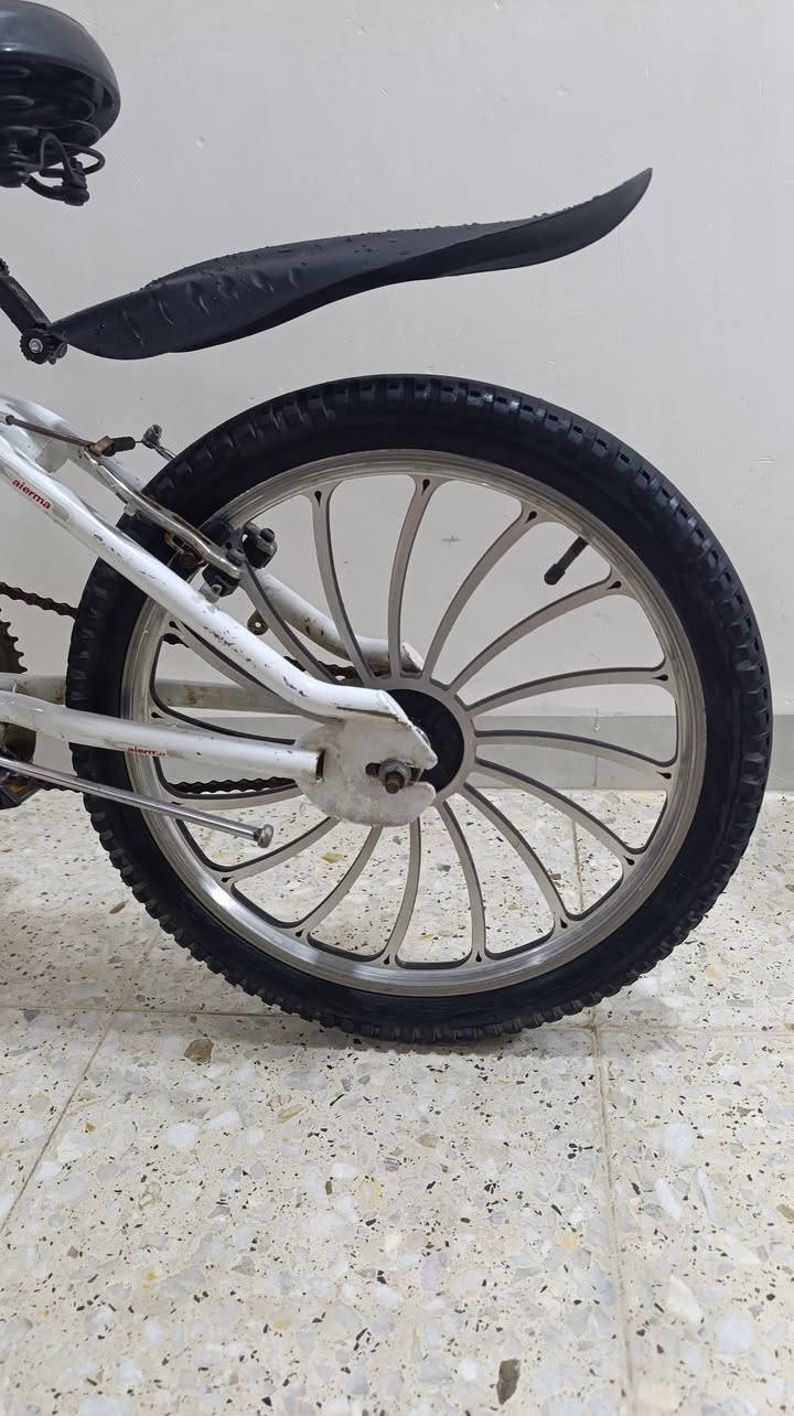 السلام عليكم ورحمة الله وبركاته
🚲 بايسكل حجم 20 نظيف جدا جاهز للاستخدام 
*********** واتساب
