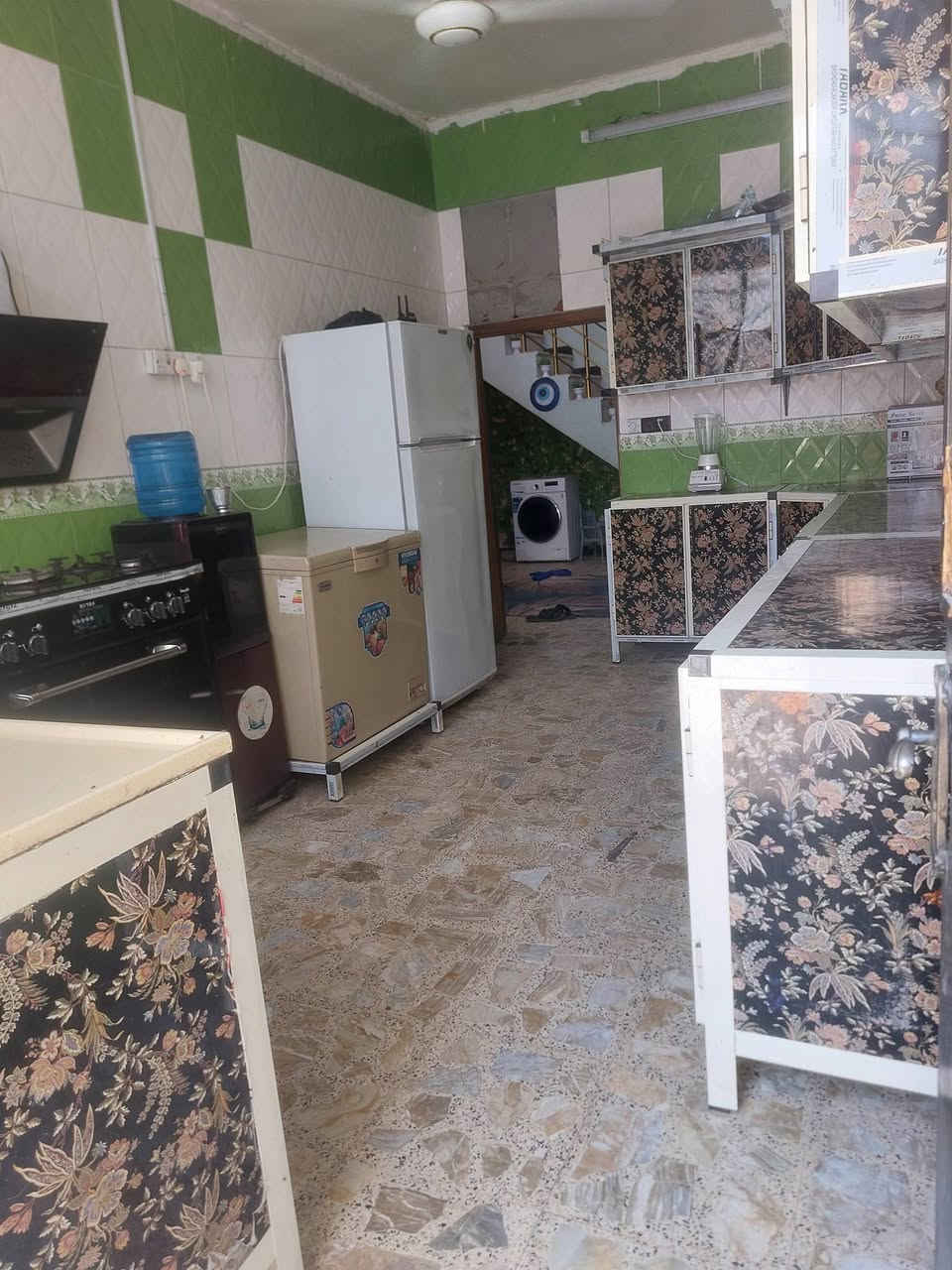 بيت للبيع الموقع بين بغداد مدينة الصدر  حي طارق القديم او بين حي طارق الوسط الزراعي المساحه 140  بناء نضيف طابق اونصف  السعر 85 بي مجال    رقم تواصل ***********
