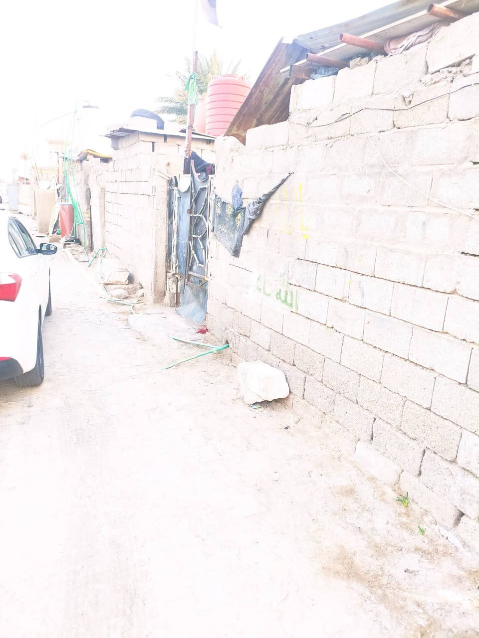 بيت تجاوز للبيع شرط لا تبليغ ولا ازاله 4 غرف وحديقه كبير  الحيانيه اول لاين علئ شارع تبليط الرقم ***********
