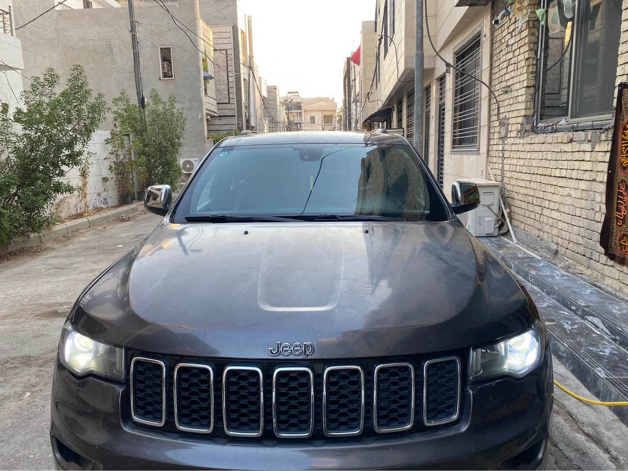 جيب كراند لمتد 2017 امريكي حادثها جاملغات اثنين وبنيد ودعامية بدون دواخل السيارة جاهزة من كل النواحي بيها بعض الطخات والشخوط السعر 21 الف دولار وبيها مجال مكان السيارة الجادرية للاستفسار الاتصال على الرقم *********** صور الحادث موجودة راسلني وبعيني بغداد, العراق
