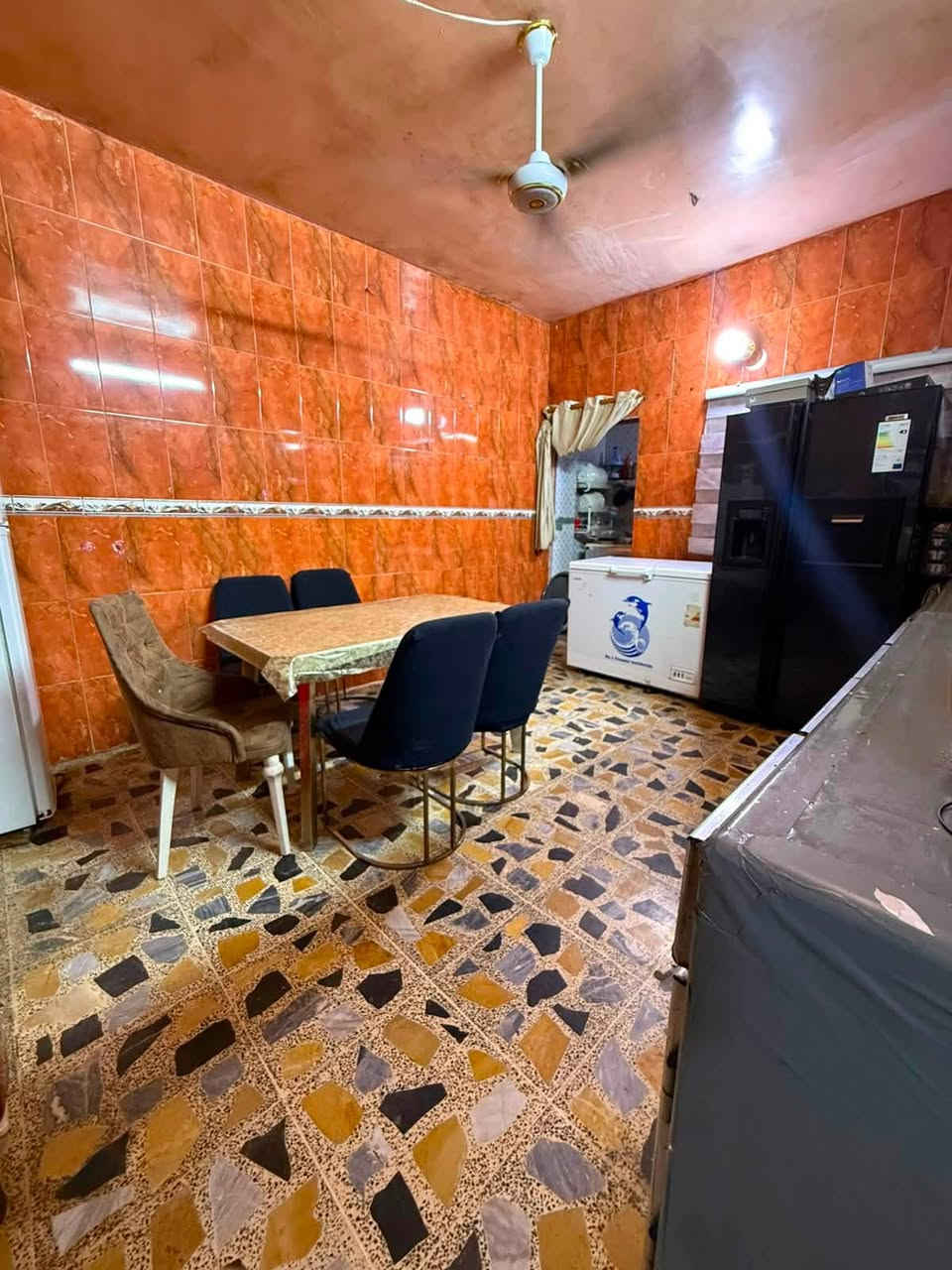 بيت 200 متر طابقين على ساحه شارع الشريفي منطقة 6000 اربع غرف استقبال 4*7 ثلاث صحيات بيت مرتب وجاهز سعره 175 وبي مجال وهذه رقمي صاحب البيت ‭***********‬
