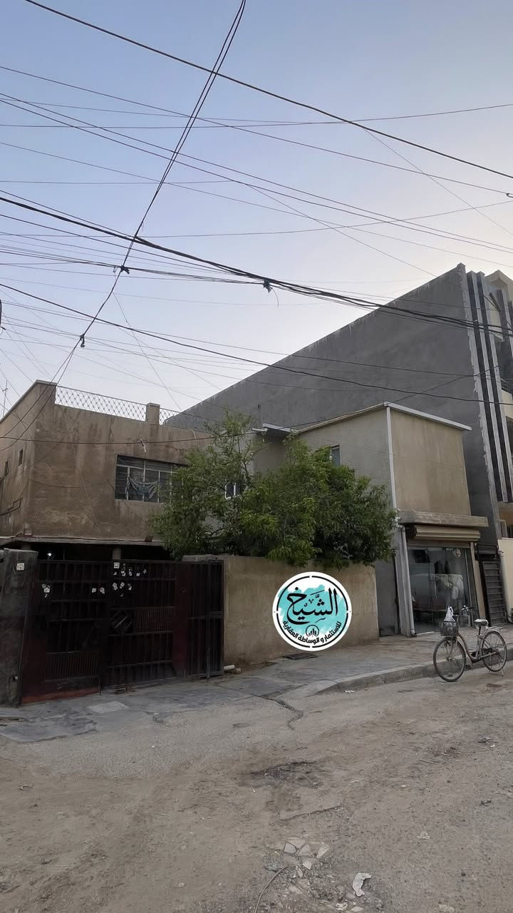 السلام عليكمً

الدار للبيع قديم يعتبر ارض فرصه مميزه والموقع مميز ايضآ 

المساحه 315 م الواجهه 14 م 

موقع الدار سبع ابكار قريب عن الشارع العام مقابل الانتصار فرع المصرف 

( السعر المطلوب للمتر الواحد 3500 عراقي قابل للتفاوض ) 

                        

                         ⭕️ للأستفسار ⭕️

🌸 مراجعة شركة الشيخ للوساطه العقاريه حصرآ 🌸

الشيخ فلاح الجبوري          *********** 
ابو وسام                               *********** 
احمد الشيخ الجبوري                 ***********

                          📍موقع الشركه 📍

🌺بغداد سبع ابكار لشارع لرئيسي مقابل مطعم مندي لبلام🌺
