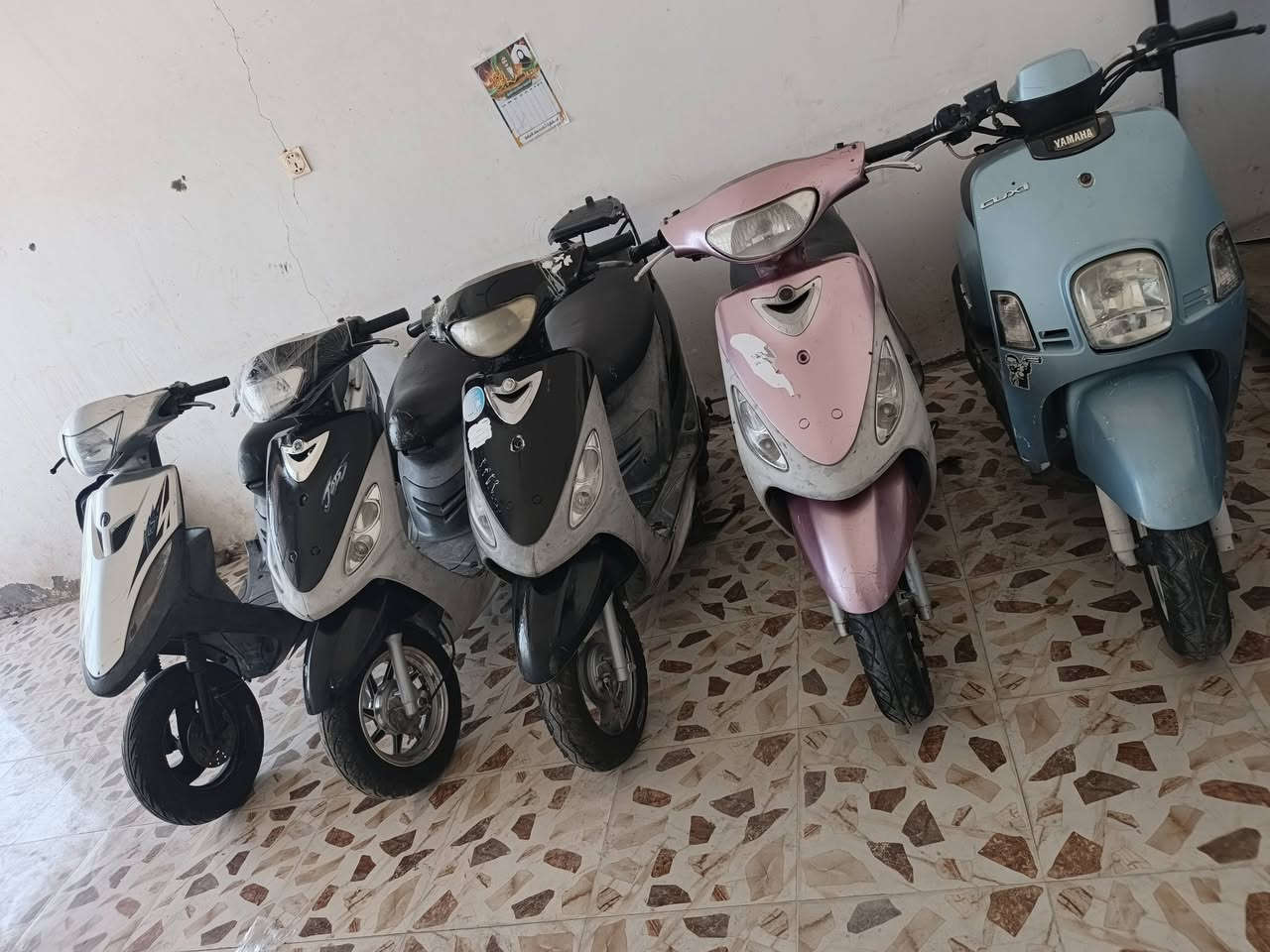 سلام عليكم دراجات للبيع نضيفات وحلوات شغالات من طول الطول سلف هندر كهربائيات كلها شغاله بوشهن 50 بلاد ختم واحد شراي اتصل على رقم مكاني شارع زديناويه قرب شركه الهنديه ***********
