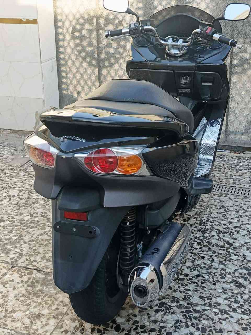 سلام عليكم ( فورزه 0\ 10 ) 
مواصفات 7 كير 4 تحويلات 
مكينه كلجات مكفولة كفاله عامه
لون أسود ملكي + دوسات جكر نيكل
بك لايت كرستال + لايت زنون 
كلوب جنطه+ ستان حساس 
دشبول كاربون فايبر + ماشيه 46الف
سكن بغداد حي النصر ***********
