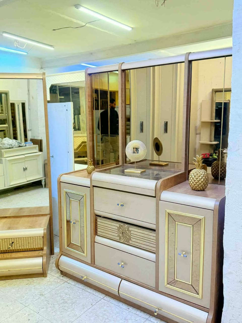 ✨ غرفة تركي  اصلي صبغ حراري  11 قطعة ✨
نظام سلايت وابواب بروفايل فاخر
سرير مخزن جك 
 ضهر بلوك
 جام برونزي 
 قماش وتر بروف أصلي
✨ نظافة 99/💯
شد ونقل مجاني داخل بغداد
توصيل للمحافظات بأسعار رمزية


**إذا كنت صاحب هذا الإعلان وتريد حذفه لأي سبب، رجاءا أرسل رسالة إلى الدعم الفني**