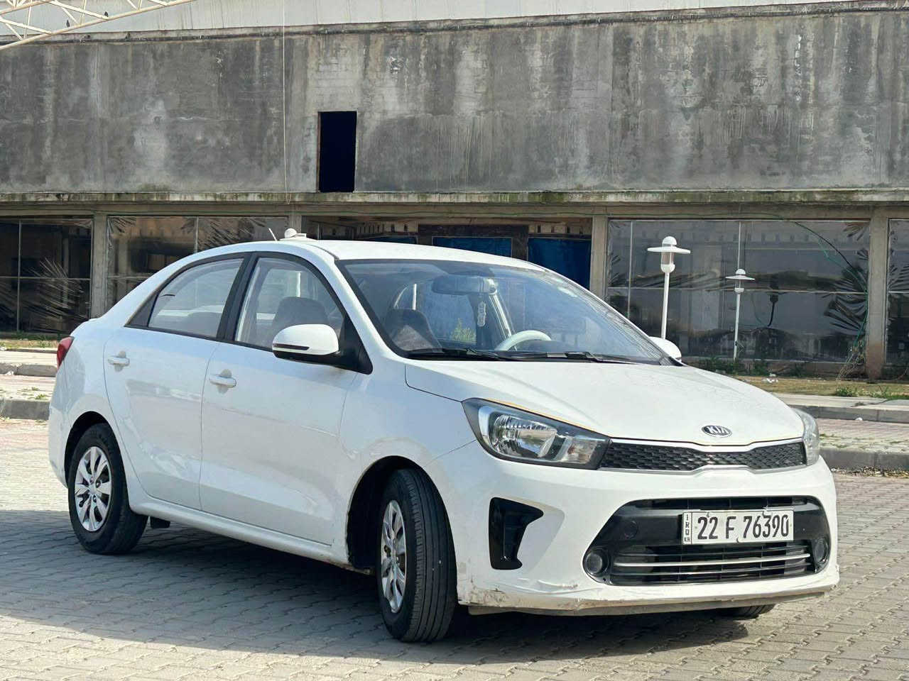 سلام عليكم 
كيا بيجاس Kia Pegas 
موديل :2020 
المحرّك: 1.4 لتر (4 سلندر)
 نظام الدفع: أمامي
ناقل الحركة: أوتوماتيكي 4 سرعات أو يدوي 5 سرعات
 سعة خزان الوقود: حوالي 43 لتر
- نوافذ كهربائي
   •حساسات خلفية 
 نظام ABS لمنع انغلاق المكابح
 •تحكم استيرن
•نضامUSB
•نضام بلوتوث 
•نضام AUX
•مرايات كهربائية 
•مانع انزلاق 
———     ***********
•كير محرك بشرط
•تخم تاير جديد 
•باتري جديد 
•حداديه جديدة
•ماشية 122 الف 

⸻

⛽ استهلاك الوقود
 • يقدّر بحوالي 17–18 كم/لتر (اقتصادية جدًا في الاستهلاك خناقين, ديالى
