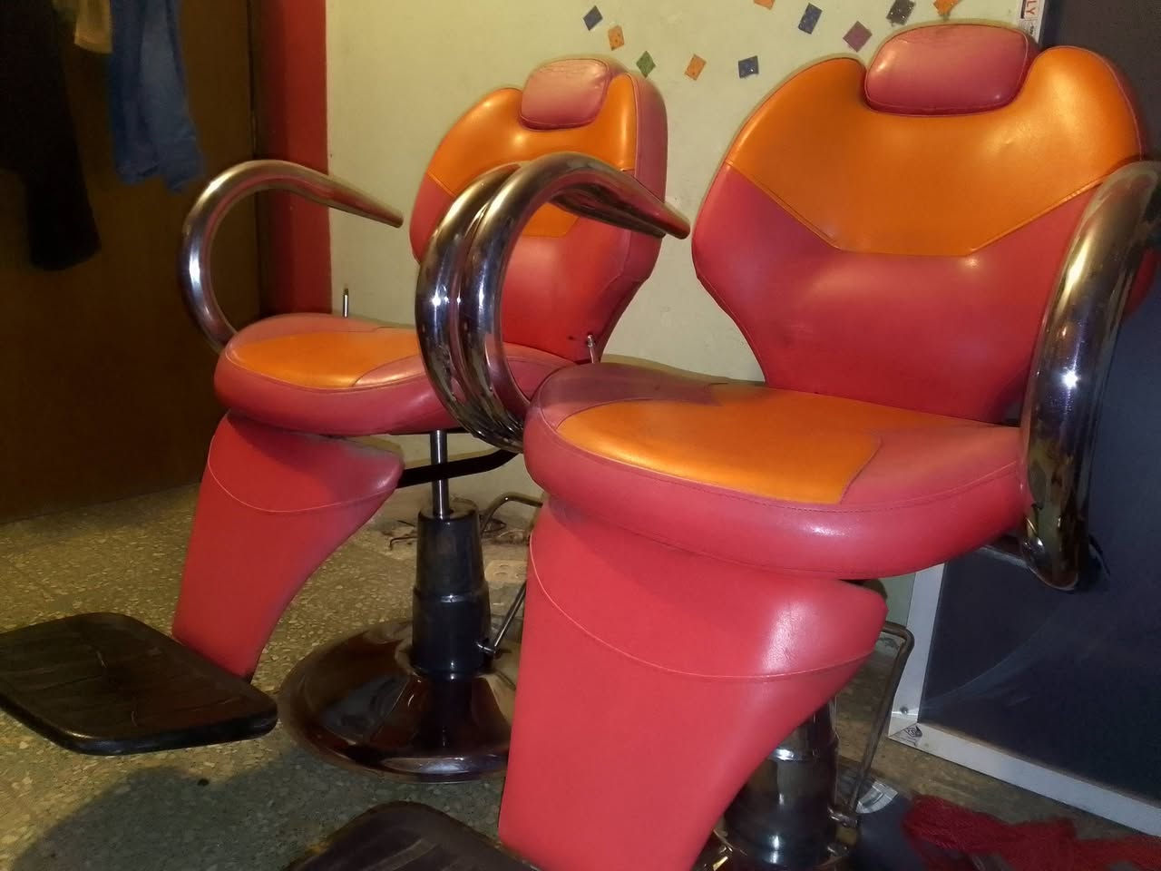 السلام عليكم زوج كراسي للبيع السعر الواحد 125 الف اوبي مجال مكاني بغداد الشعله للتصال *********** وتساب وخاص وتصال متوفر
