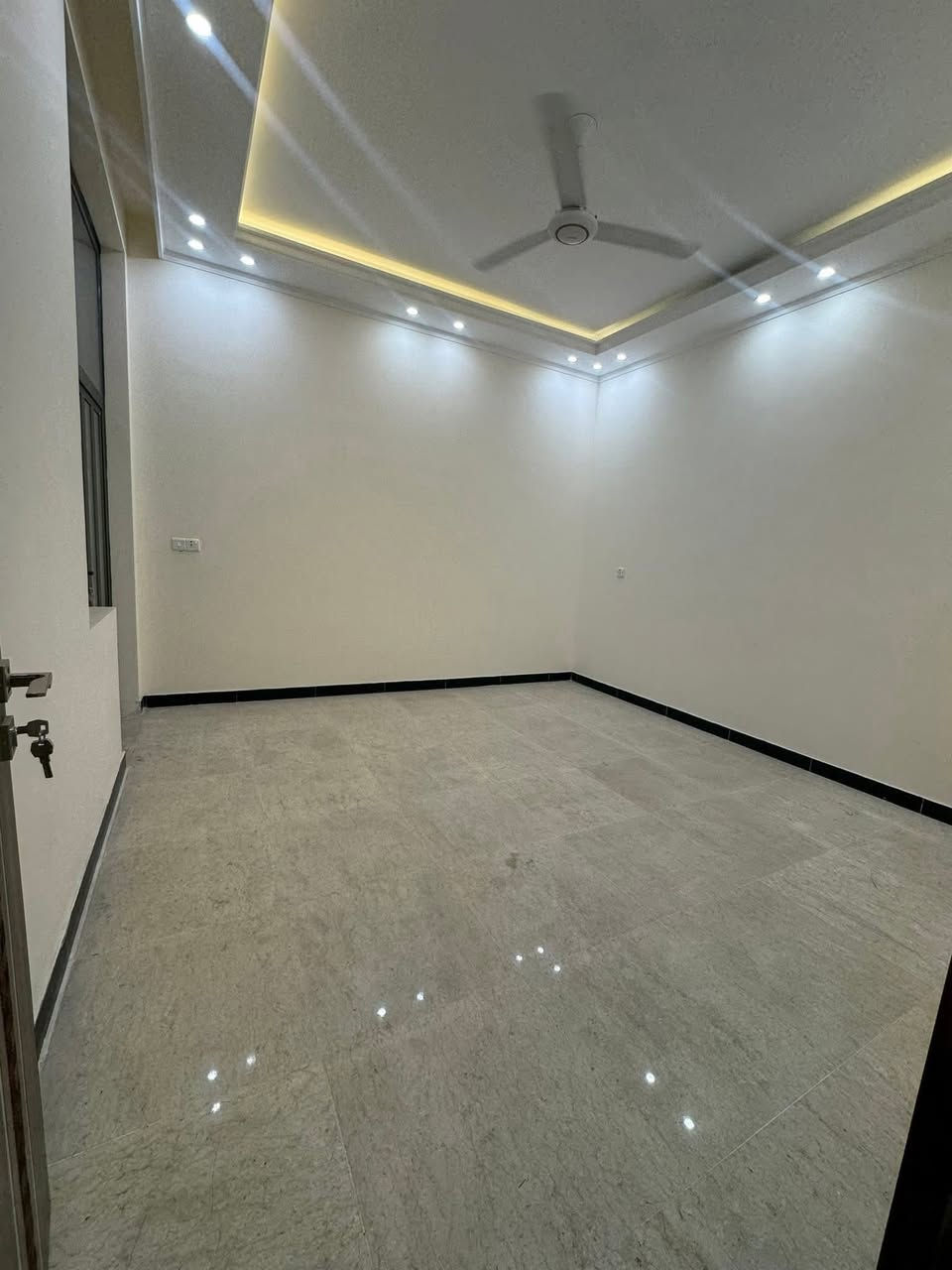 دار للبيع 🏘️ الموقع الغدير محلة 706 

المساحة 108 م واجهه 6 نزال ١٨ م 

الموقع : الغدير محله 706 

حالة البناء : بناء حديث غير مسكون  زيرو 

يحتوي الطابق لأرضي على استقبال ومطبخ وخدمات وصاله وغرفه نوم وخدمات ويحتوي الطابق الثاني على ٣ غرف نوم وخدمات 

((. للاستفسار مكتب القمه للعقار ))
عنوان المكتب / الغدير ساحه ميسلون /
بتجاه البلديات / فرع صيرفه المستقبل /
 للاتصال (( *********** ))
