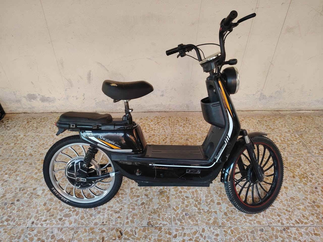 سلام عليكم ورحمه الله وبركاته
دراجه شحن نوعيه صناع الثقة
عدد البطاريات 5 جدد شرط
ليت +بك ليت +اشاير +هورن +نشره =كل شغال شرط فول
السعر(250)الف
مكاني #الموصل اليرموك قرب الحديقة
رقم الهاتف للتواصل (***********)
