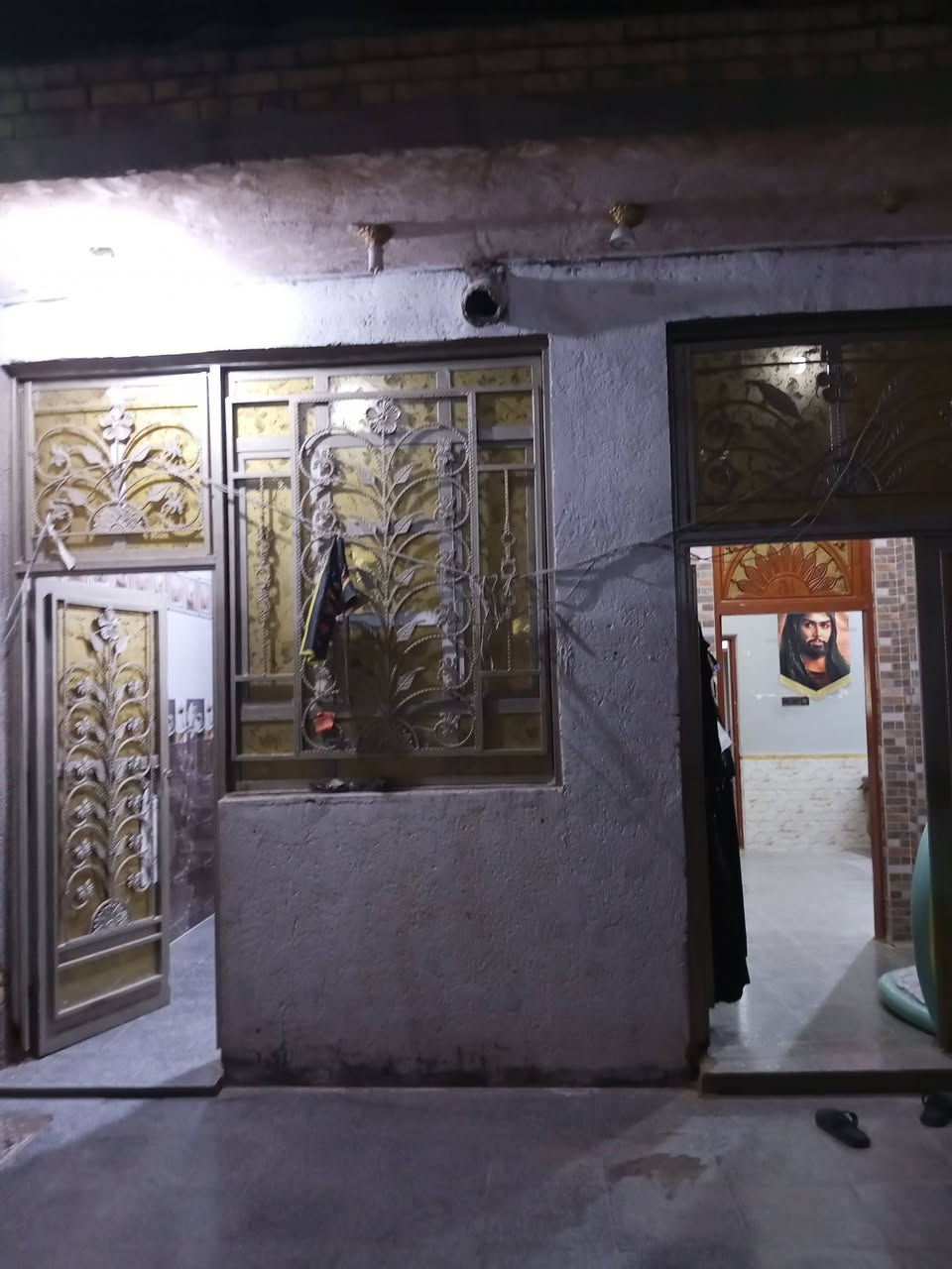 سلام عليكم بيت للبيع مساحه 200 متر يحتوي على غرفتين وصاله صحيات 2 رابع بيت عن الشارع العام ومحل 8 أمتار السعر 75 وبي مجال شارع تبليط 12 متر العنوان الناصريه فوق من الأسكان الصناعي عمود 46 شارع ال صحن للأستفسار على الرقم ***********
