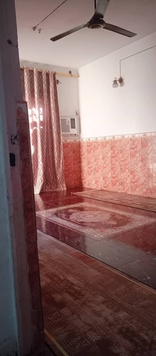 السلام عليكم  دار سكن للبيع في منطقه الوافدين مساحه 150 متر متكون من غرفتين وصاله واستقبال ومطبخ وصحيات
للاستفسار الاتصال ***********
