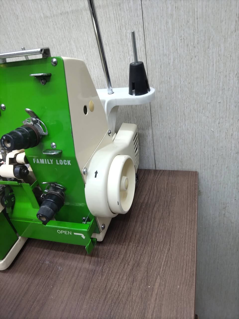 السلام عليكم ماكنه اوفر ياباني مكينه اخت جديده وكلش ناعمه على الفحص والخياط مكانها  للاستفسار الاتصال او المراسله *********** سعرها ١٥٠
