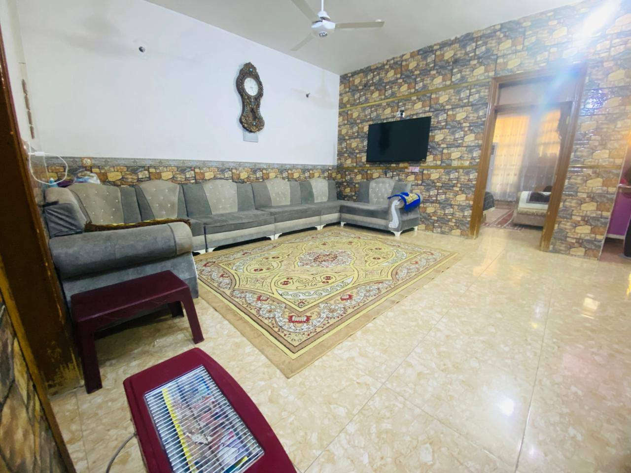 #عرض_للـبـيـع 
دار سكن للبيع مساحته (160 م) واجه( 8م*20م) طابقين بناء طابوق 🧱 حديث 
يحتوي على استقبال ( 6م * 4،5 م) ومطبخ ( 3،5 م * 6 م ) وهول ( 5 م * 5،5 م) وغرفتين نوم الاولى ( 3 م * 4 م ) والثانيه ( 4 م *  4 م) وصحيات داخليه وخارجيه ومنور عدد / 2 
والطابق الثاني يحتوي على غرفتين نوم الاولى ( 6م * 4 م) والثانية ( 5 م*4 م ) وهول ( 5م *5م) 
السعر : 280مليون وبيه مجال 
العنوان : بغداد-أبو غريب-واحد أذار-الدور 
للأستفسار اكثر يرجى الاتصال على الارقام التاليه: 
***********
***********
