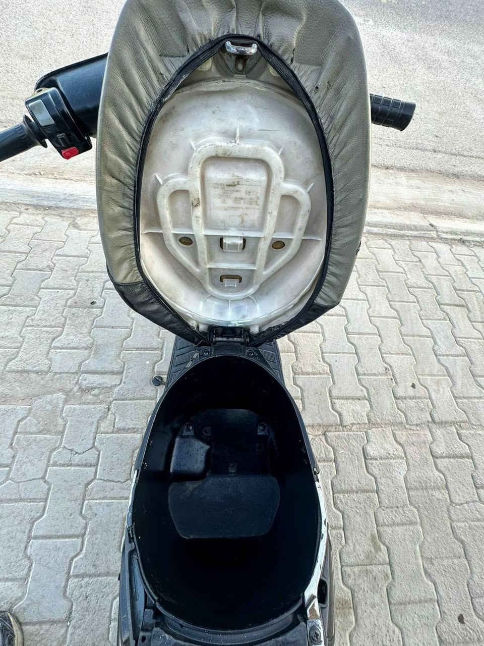 سلام عليكم درأجه بطه للبيع مديل 1999 كهربائيات كلها شغاله سلف شغال كفرات أصليه مفتوحه مره وحده تجفيت كله أصلي شلعه معدل دبل خلفي جديد هوى زوج تايرات جدد درأجه نكره ألسعر ( 225 ) بيها مجال قليل مكاني كربلاء شارع ألحولي  للستفسار أكثر *********** وآتساب موجود 💎
