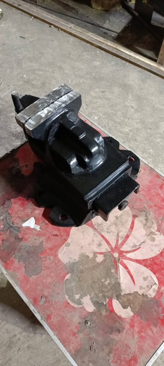 بلازمة حديدية بقوة 5 طن صناعة عراقية محلية تضاهي الصناعة الأجنبية وبلاش السعر(150)الف العنوان الديوانية مقابل المحافظة الجديده فرع جامعة الأمام الكاظم تدخل بلفرع ادور ثاني فرع على يسره من تعبر الكراج للحجز والاستفسار ***********أبو مروان الحداد)
(معمل حدادة الأسطة العراقي)
