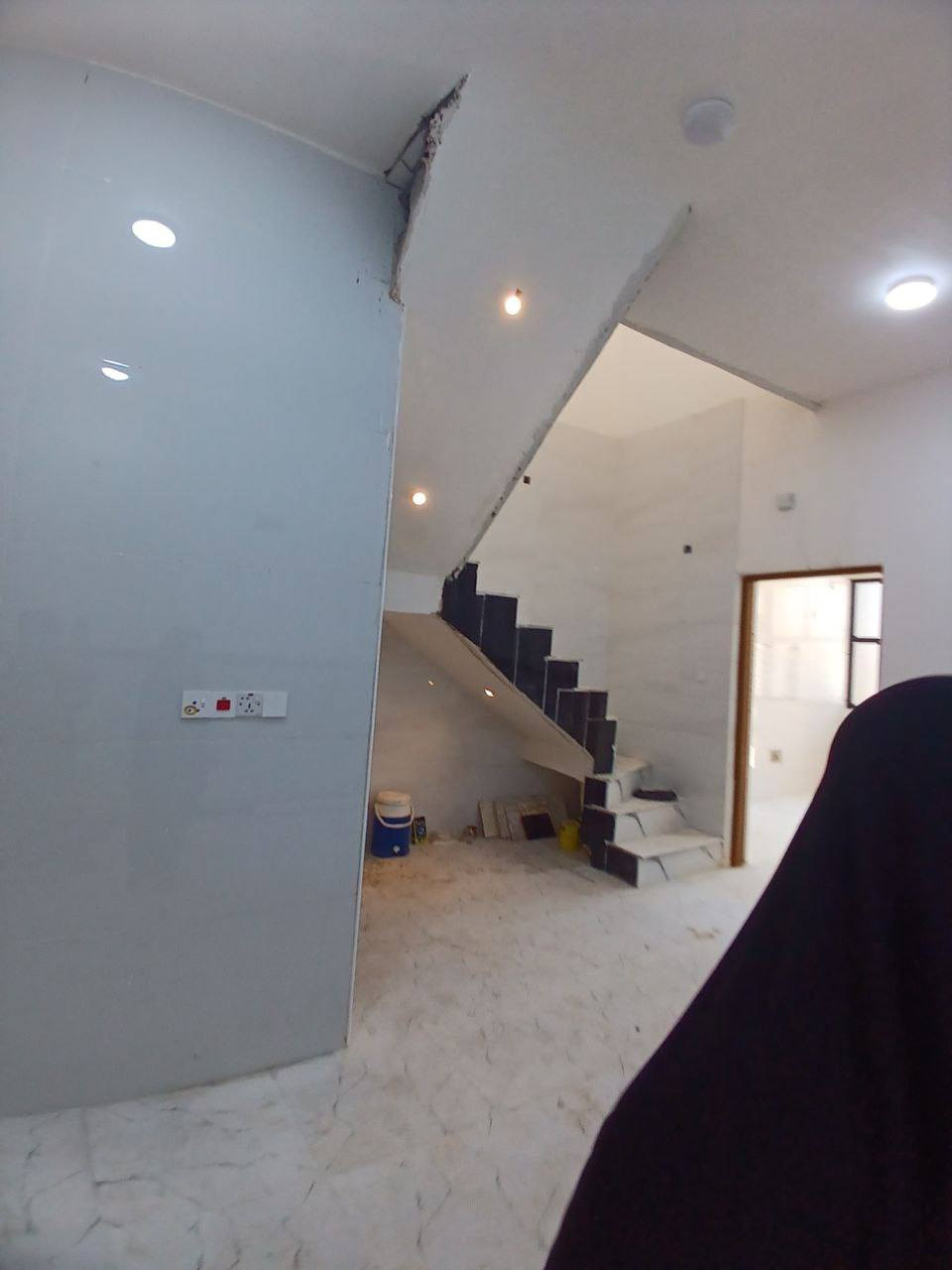 ا
السلام عليكم بيت بحي الزهور بشارع ابو مهدي المهندس مساحه البيت 125 متر يتكون من طابقين الطابق الاول يتكون من براني وصاله ومطبخ وغرفه ومجمع صحي 
الطابق الثاني يتكون من صاله وغرفه ومجمع صحي لمعرفه السعر الاتصال على هذا الرقم 
*********** ابو محمد
