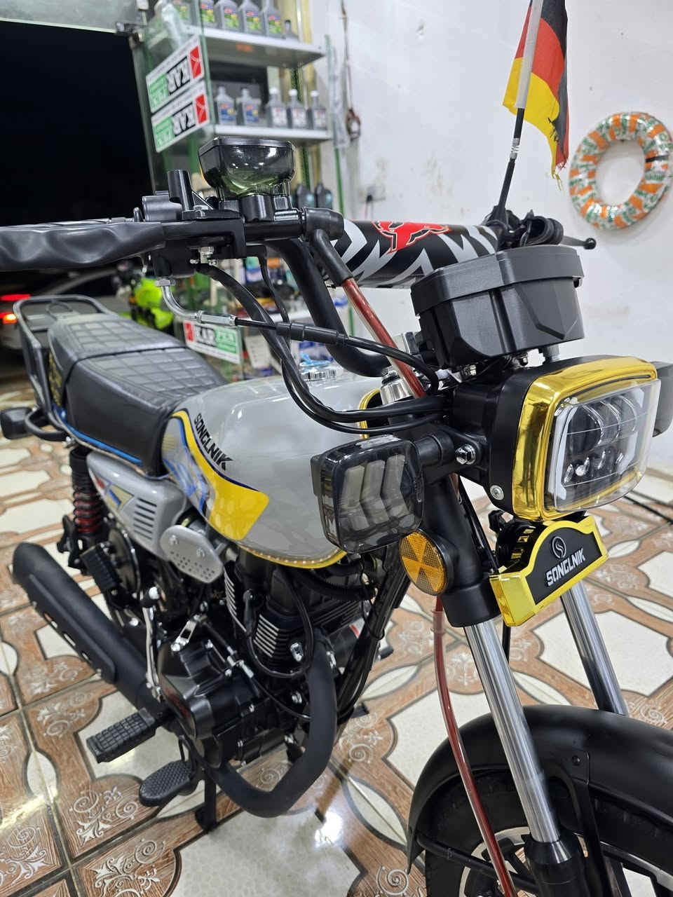 السلام عليكم .. 

دراجة ايراني موديل ٢٦ سولنك 

سي بي اف ضاغطة وزنجيل المرغوب نعومة انعم من الهوجي 

محرك ٢٠٠ طيارة ورزن 

ماشي ٩٠٠ كيلو بعدةة زيرو 

تشغيل عن بعد بالريمونت صويجين وريمونتين

السعر ٩٥٠ وبي مجال للشراي

مكاني مدينة العاب السندباد الصوفية 

للأتصال *********** تحياتي
