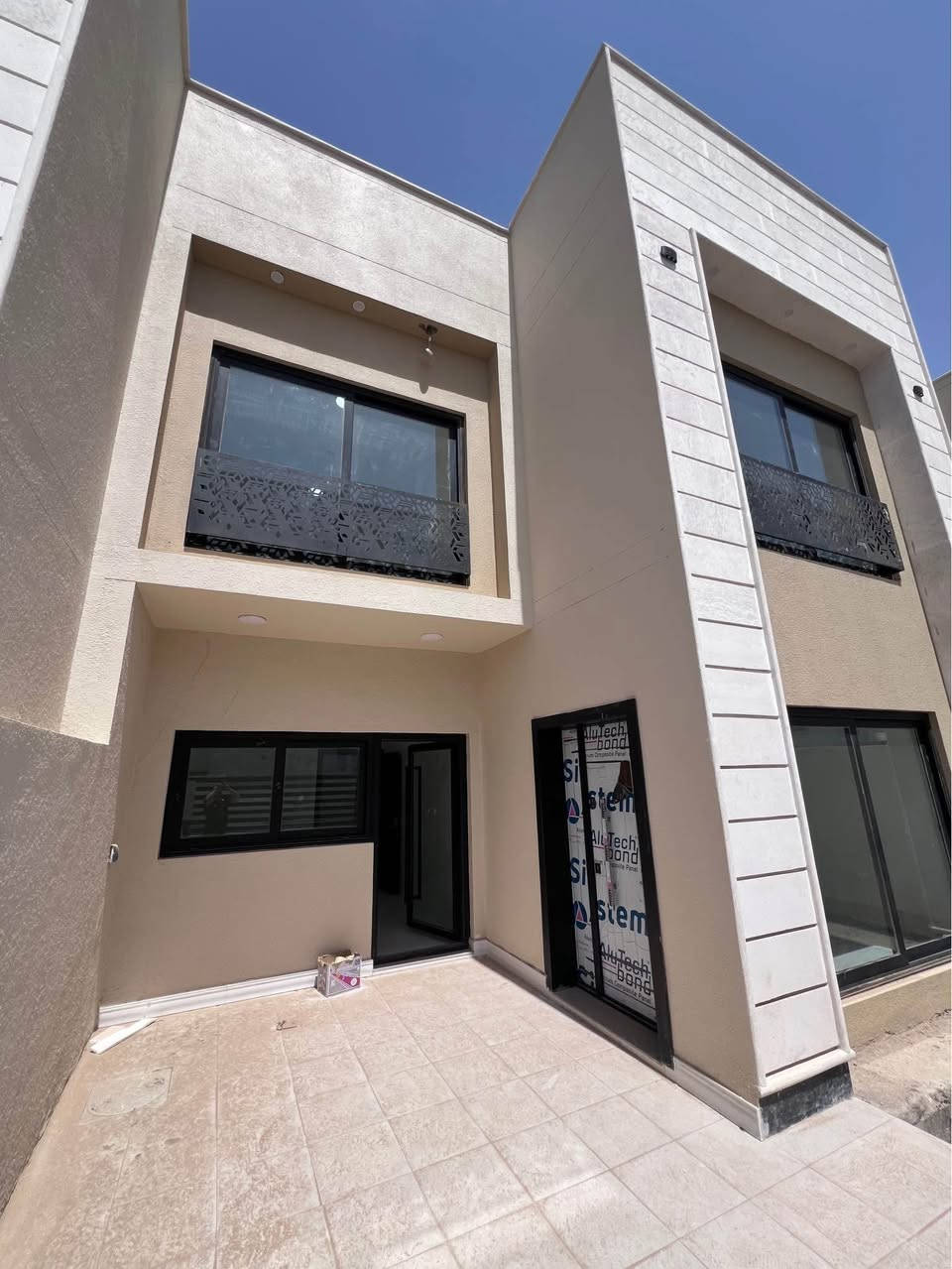 دار للبيع في مجمع قرية الكاظمية السكني ( طابو الكاظمية سند ) المساحة ١٥٠ م يحتوي على ثلاث غرف  نوم وصالة وهول ومطبخ وكراج وحديقة مع امكانية اضافة غرفة رابعة في الطابق الاول . جاهز للسكن  يقع في منطقة الكاظمية شارع الطي / ٨٠٠ م عن المحيط - ٥ دقائق عن مرقد الامام الكاظم (عليه السلام).
السعر المطلوب 470 مليون
للاستفسار 
*********** بغداد, العراق
