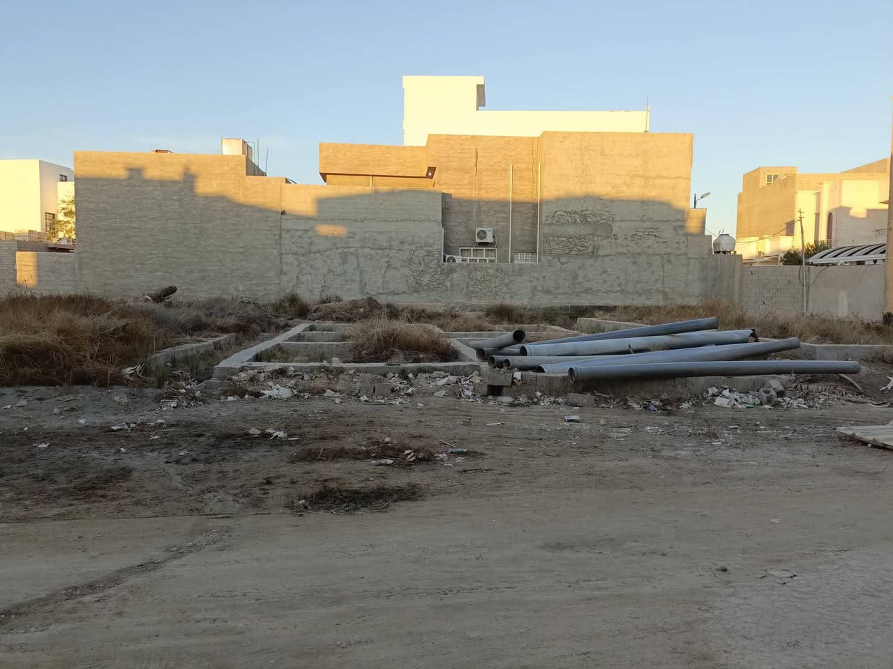 قطعة ارض للبيع في الرمادي شارع 40 خلف مرطبات دريم.

المساحة الكلية 310 متر تقريباً 
الواجهة 11.5 م تقريباً.
النزال 27 م تقريباً.

طابو زراعي سند 25.

شارع 8 متر او اكثر 

كافة الخدمات متوفره من ماء وكهرباء ، قريباً جداً من الشارع العام.

سعر المتر 360 الف وقابل للتفاوض.

ـــــــــــــــــــــــــــــــــــــــــــــــــــــــ.

📍 للمزيد من التفاصيل يمكنكم زيارة مكتبنا:

مكتب شمس الرافدين للعقار    – الرمادي / شارع 40 – قرب مرطبات دريم لاند.

📞 أرقام التواصل (واتساب متاح):

*********** ✅ عبدالغني الفراجي.

*********** ✅ عبدالغني الفراجي.

⏰ متواجدون في المكتب على مدار أيام الأسبوع.

من الساعة 3 عصراً حتى الساعة 9 مساءً.

نرحب بكم دائماً لزيارتنا والاستفسار عن أي عقار يناسبكم.
