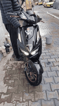 دراجه شحن gt 2025 شركة حسن وحسين
سرعه 75 km
كير ٣ نمر لون اسود 
دبل اشارة لايتات 
تايرات جدد ...دسكات جدد
تمشي ٨٠ كيلو متر صافي  استخدام جدا قليل 
السعر ٧٠٠ الف التواصل على الرقم ***********
