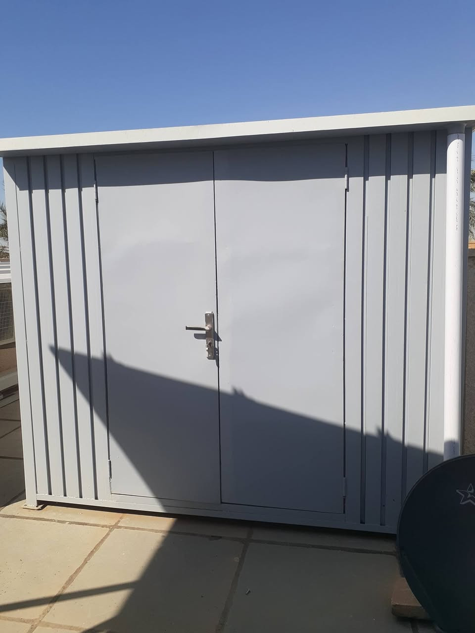 حدادة وعمل سقايف  وابواب سلايت  و عمل غرف سندويج وغر ف كيربي درجة اولى  ***********

