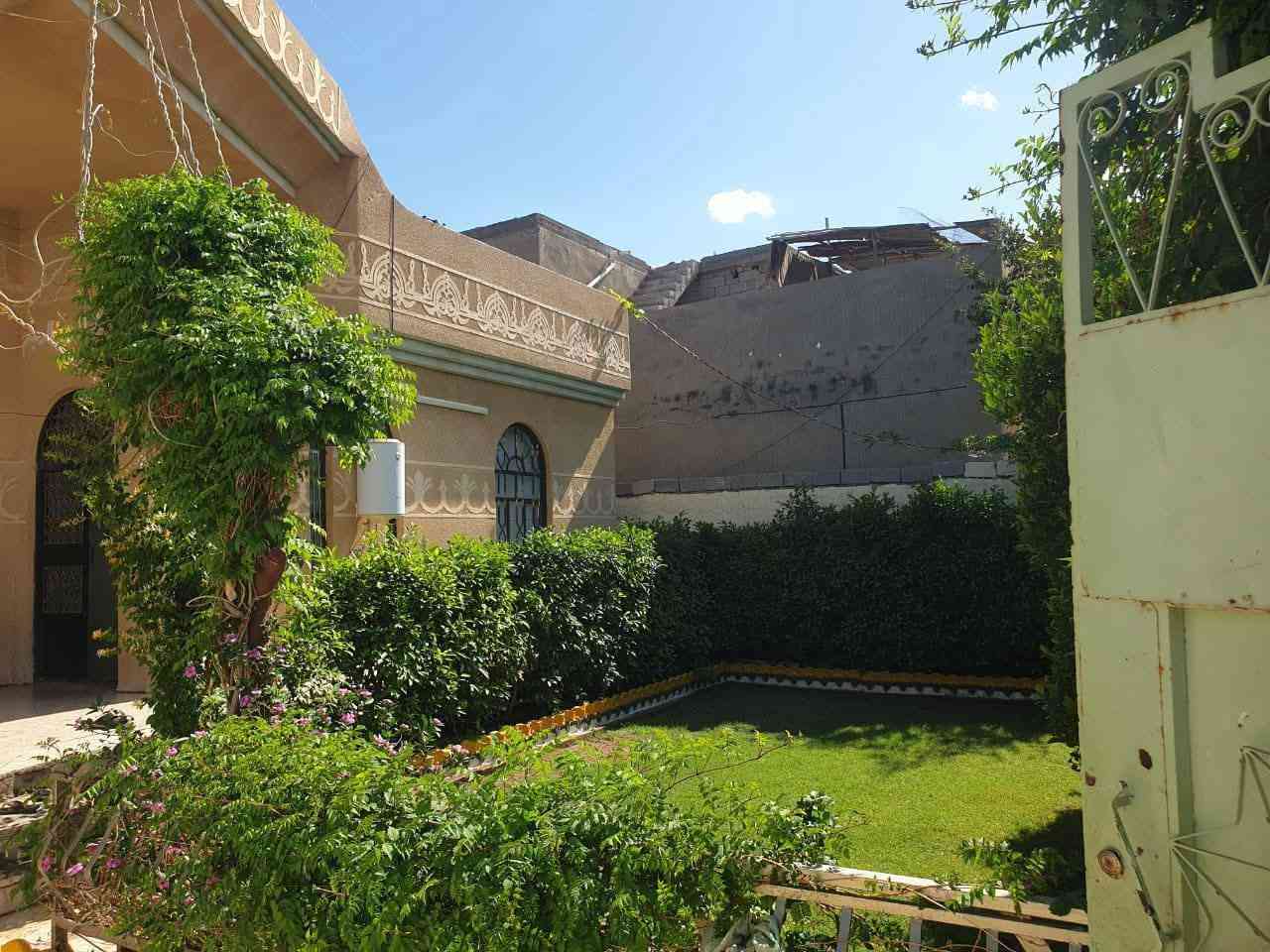 السلام عليكم بيت للبيع منطقة الخالدية قرب مستشفى الرشيد مساحة 318 متر للاستفسار *********** السعر 120 وبي مجال
