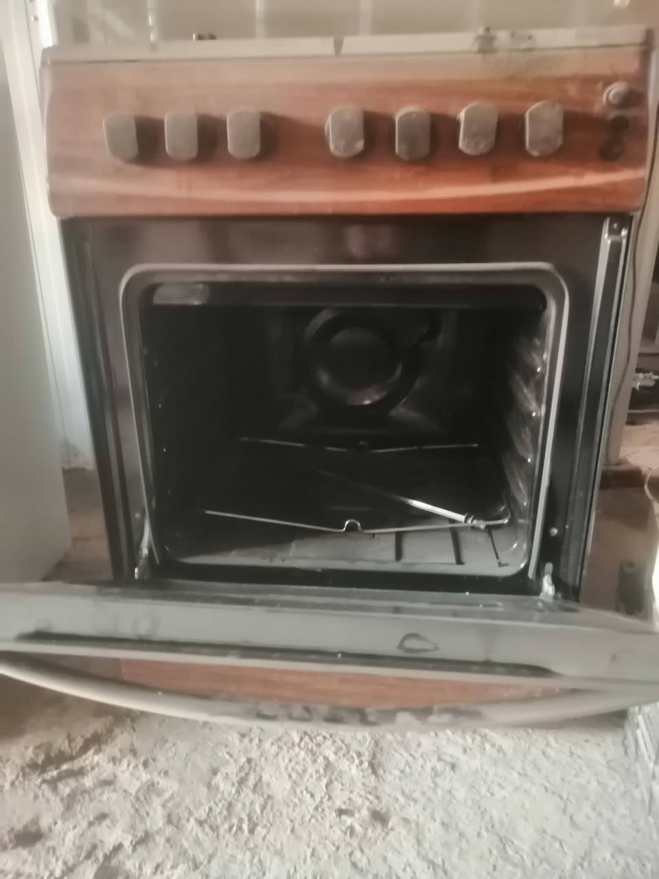 طباخ نظيف شرط شغل للبيع عنوان مخيم كبرتو تابع دهوك رقم واتساب *********** محل بيوار شنكالي رقم واتساب *********** سعر 65الف فقط
