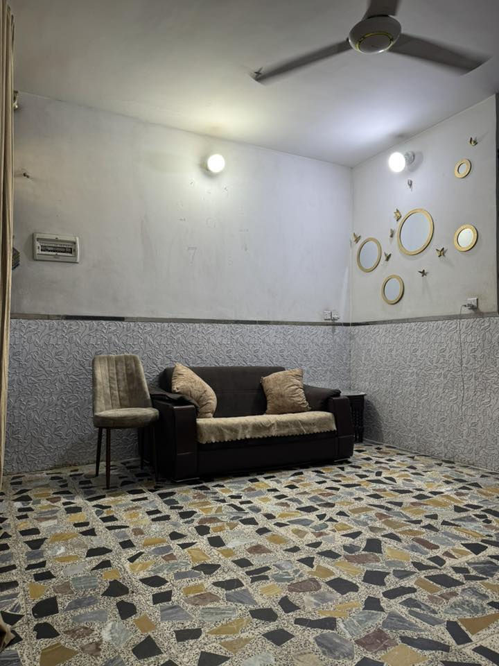 مكلف بالنشر 
بيت زراعي سند ٢٥ في الخطيب الزراعي قرب اسواق ٢٤ساعه واجه ٥ نزال ١٠ يحتوي على استقبال ومطبخ وحمام داخل وخارج وغرفه وهول صغير بالطابق الثاني وحمام هم بعده ماكامل بالطابق الثاني 
للاستفسار الاتصال على رقم صاحب البيت بي واتساب 
***********
***********
