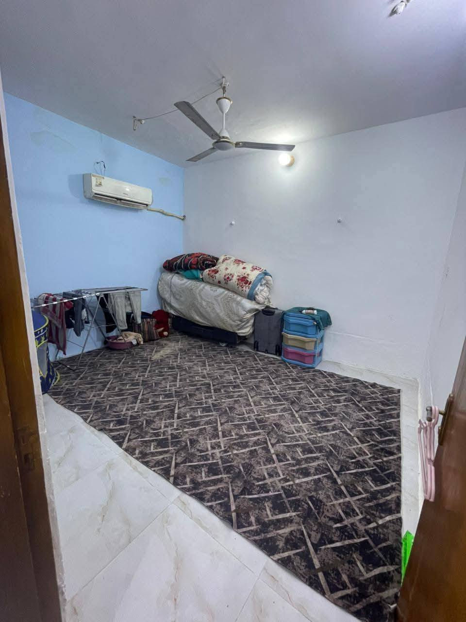 هو والاثاث للبيع....
دار  مرتب وراقي تجيب ملابسك وتجي
 بيت طابقين للبيع مع الأثاث والأجهزة - كربلاء / الحر الصغير
المواصفات العامة:

المساحة: 50 متر مربع.

عدد الطوابق: طابقين.

نوع البناء: بلوك (خريطة مرتبة جداً).

نوع السند: سند 25.

السعر: 60 مليون دينار عراقي قابل لتفاوض مع كافة الأثاث والأجهزة).

تفاصيل الدار:

غرف نوم كبيرة عدد 2.

مطبخ كبير.

استقبال.

مجاميع صحية.

الأثاث والأجهزة المتوفرة (البيت كامل مكمل):

سبالت عدد 3.

غرفة نوم تركي جديدة.

ثلاجة، براد ماء، وغسالة.

شاشة 43 بوصة.

كاونتر وطباخ.

إنارة ومراوح كاملة.

الموقع:

العنوان: كربلاء - منطقة الحر الصغير - شارع أسواق السلطان.

ملاحظة: يمكن الوصول إليه أيضاً من فرع المستوصف في البداية.

للتواصل والاستفسار:

واتساب: ***********

ملاحظة: المراسلة عبر الواتساب فقط، لا نستقبل الاتصالات المباشرة.
