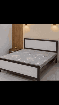 سرير بتصميم حديث ، القاعدة من الخشب الطبيعي الصلب ، والجوانب والرأس ال...