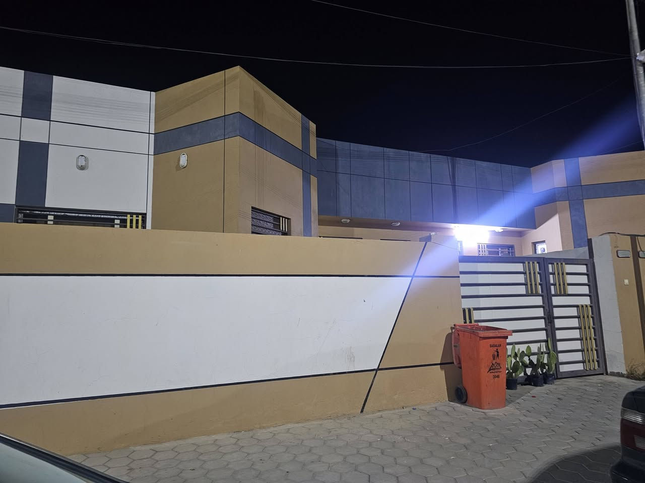 السلام عليكم بيت طابو صرف ٢٠٠ متر في مجمع الرواد شارع ١٢ رقم الوحده ٣٠٠٧ غرفتين منورين هول داخلي استقبال مجمعين صحيات بيتونه بيت جديد را رطوبه ولا اي عيب بي بيت جدا نظيف السعر ٩٧ بي مجال مطلوب للمصرف العقاري  ١٠٠ قسط الشهري ٥٤٠ تخم والمطبخ هدية ويا البيت
***********
