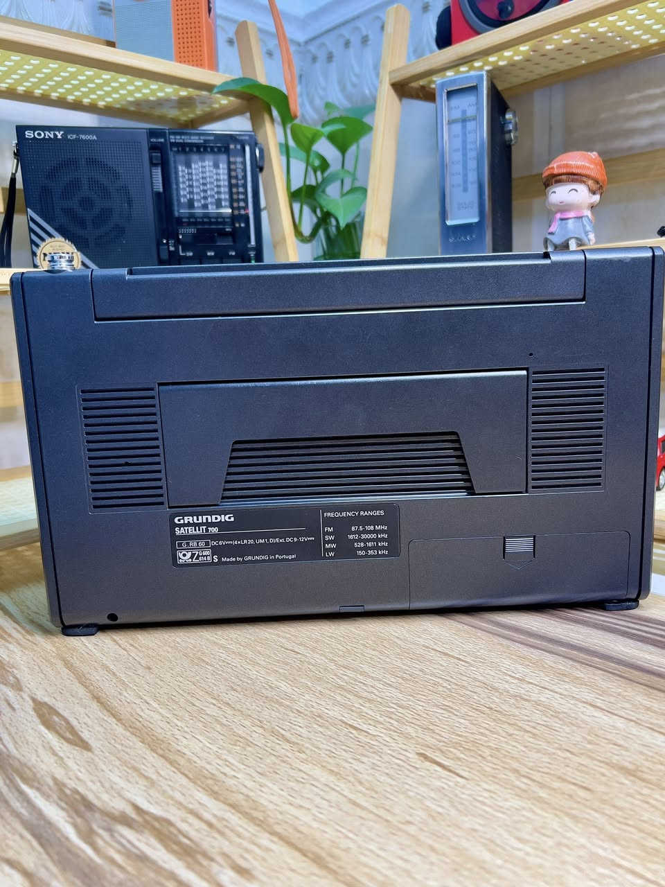 بعد اذن الآدمن
قطعة نادرة لهواة الراديو
Grundig Satellit 700
تحفة ألمانية أصلية من أساطير أجهزة الراديو العالمية مخصص للعشاق و لهواة الراديو 
يعد من أقوى وأدق الأجهزة التي صنعت في فئته
المواصفات:
-4 موجات كاملة: FM – AM – SW – LW
-يدعم SSB (ميزة احترافية لهواة الراديو)
-حساسية استقبال عالية جدًا
-شاشة رقمية LCD
-ذاكرة واسعة لحفظ المحطات
-إمكانية ربط هوائي خارجي
-صوت واضح وقوي
يعمل على بطاريات حجم كبير عدد ٤ او محولة خارجية مرفقة معه( الاصلية )
للحجز مراسلة الصفحة او مراسلة واتساب على الرقم ***********
#الجميع
#راديو
#راديو_قديم
#راديو_انتيك
#راديو_كلاسيك
#Vintage_Radio
#Antique_Radio
#انتيكات
#تحف_قديمة
#هواة_الانتيكات
#انتيكات_العراق
#بيع_وشراء_العراق
#للبيع
