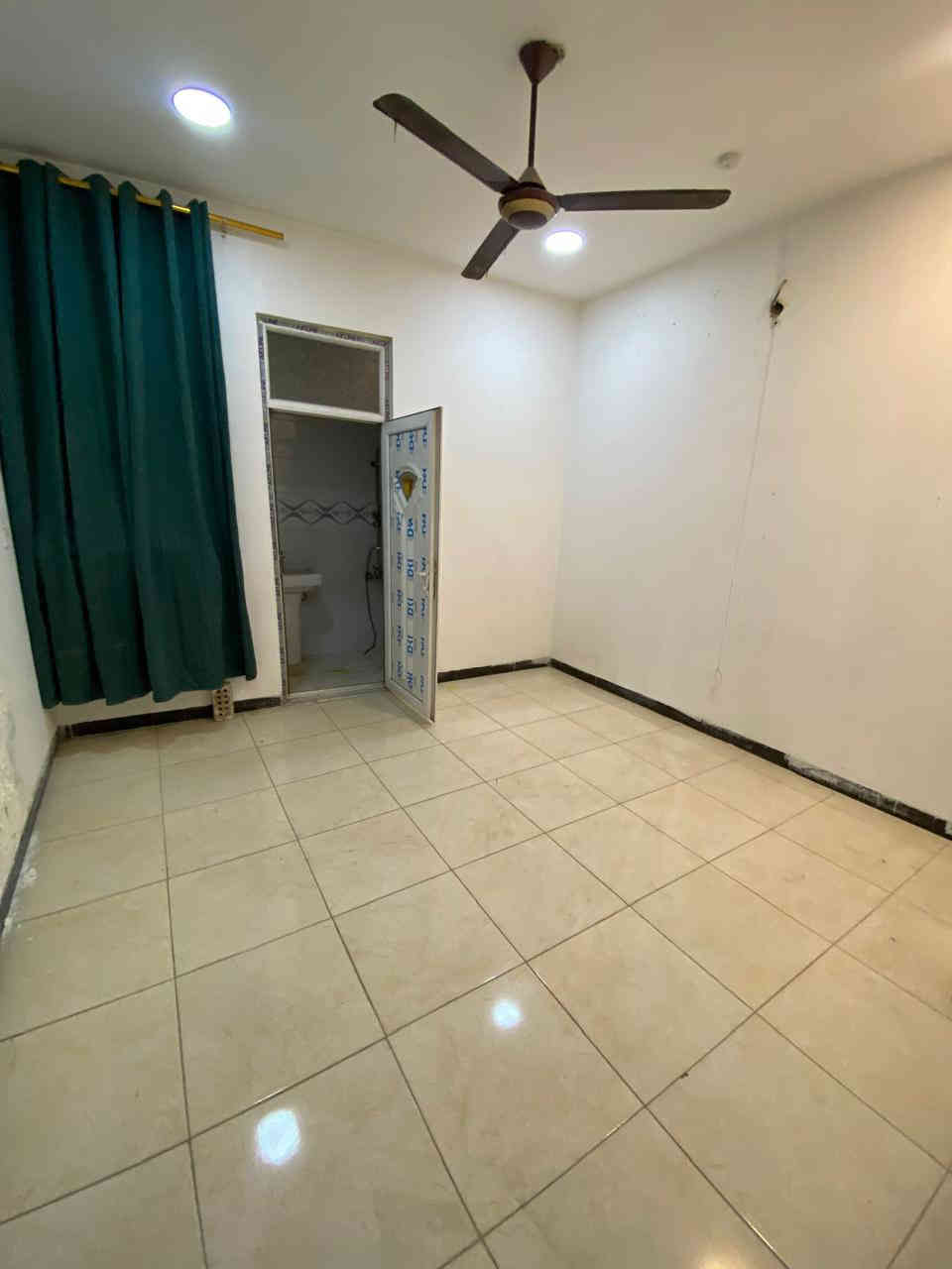 دار سكن درجه اولى المساحه 50 متر يحتوي علا 

صاله ومطبخ وخدمات صحيه في الطابق الارضي 

الطابق الثاني غرفتين نوم واحده سويت والملحقات 

موقع العقار السيديه خلف شارع النخيل

 للاستفسار ***********
